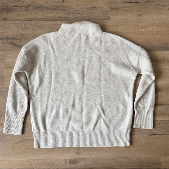 Vince light gray funnel neck plush cashmere sweater - Medium - Picture 8 of 8